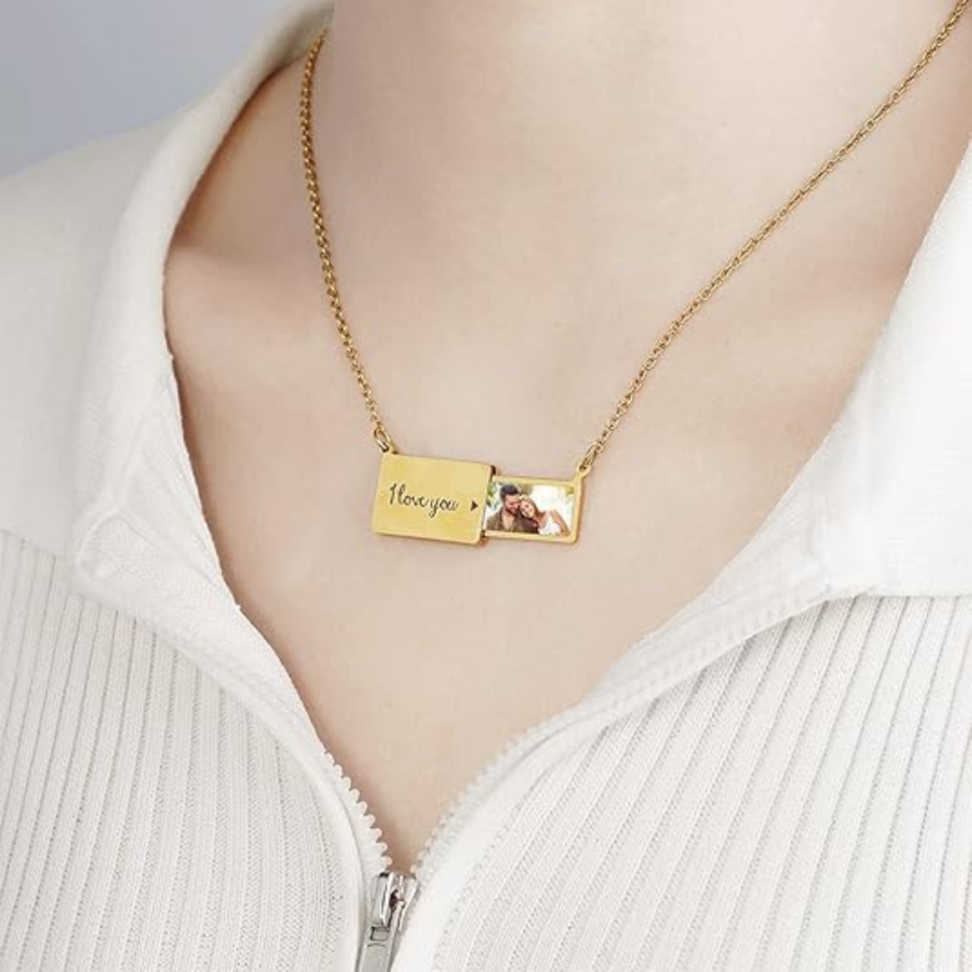Collar en forma de sobre personalizado